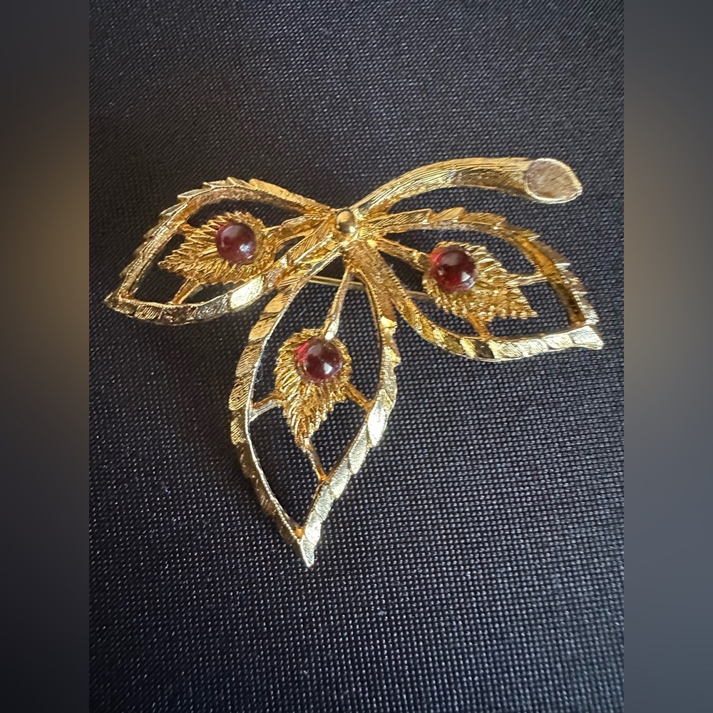 Vintage red glass cabochons leaf brooch - Picture 2 of 4